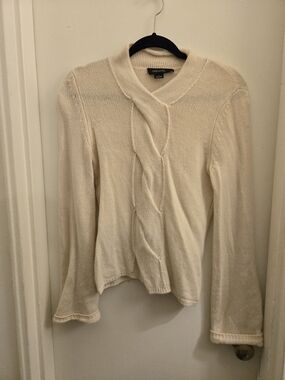 Women's Cream V-Neck Knit Cashmere Sweater with Center Cable Detail